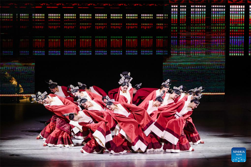 Espetáculo de dan?a apresentado durante 6o Festival Internacional de Dan?a de Xinjiang