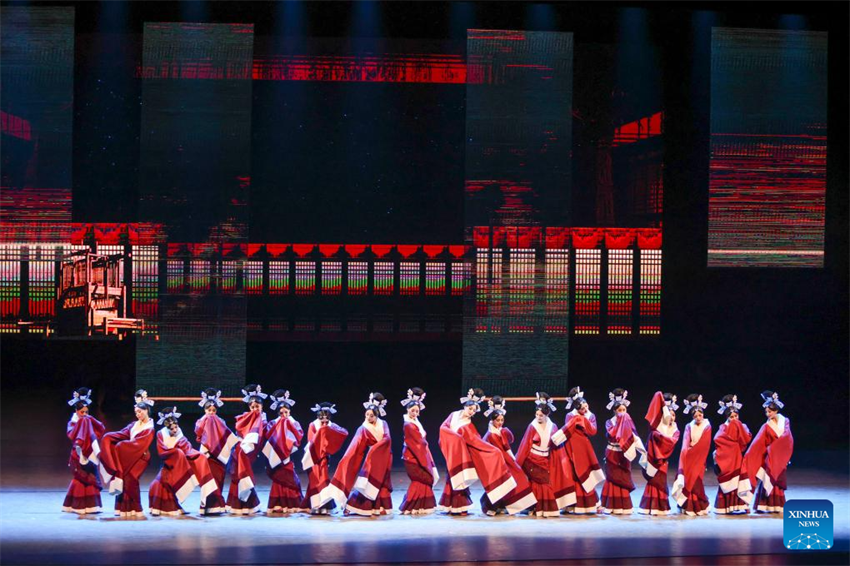 Espetáculo de dan?a apresentado durante 6o Festival Internacional de Dan?a de Xinjiang