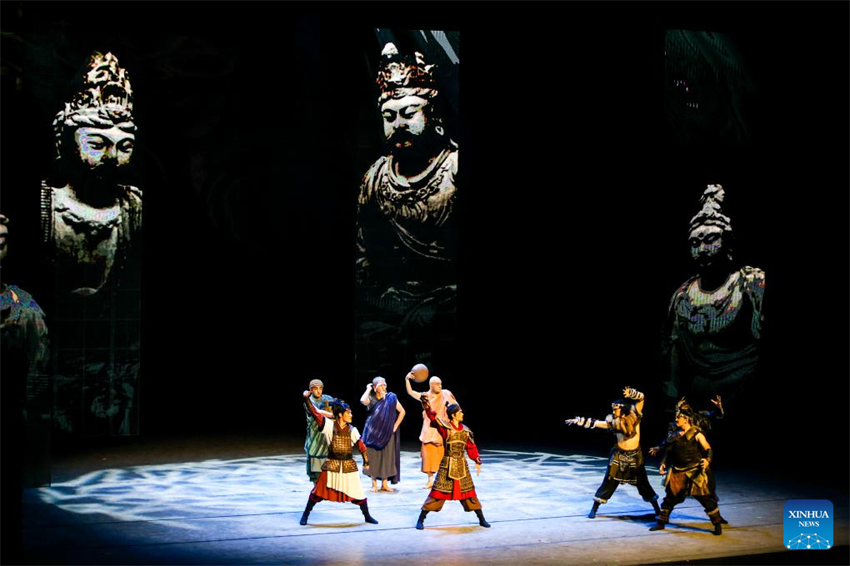 Espetáculo de dan?a apresentado durante 6o Festival Internacional de Dan?a de Xinjiang