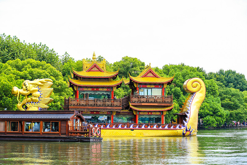Turistas se reúnem para explorar as diversas atra??es da China