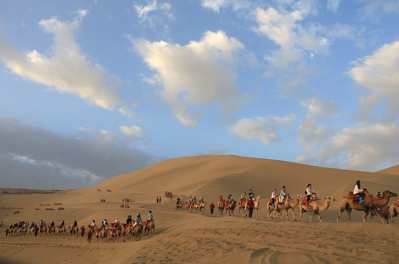 Turistas se reúnem para explorar as diversas atra??es da China