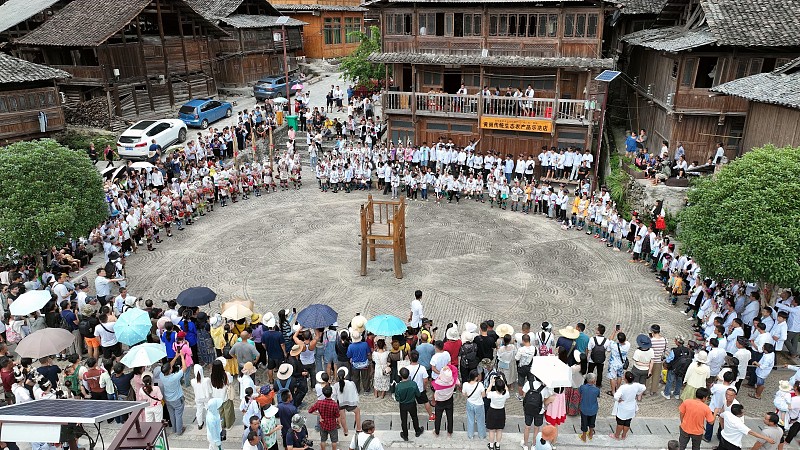 Turistas se reúnem para explorar as diversas atra??es da China