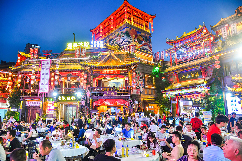 Turistas se reúnem para explorar as diversas atra??es da China