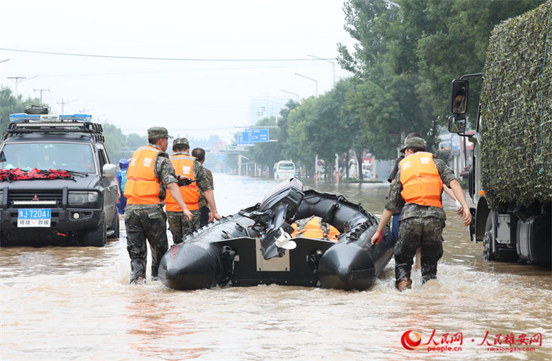 áreas afetadas por inunda??es s?o evacuadas gradualmente em Zhuozhou