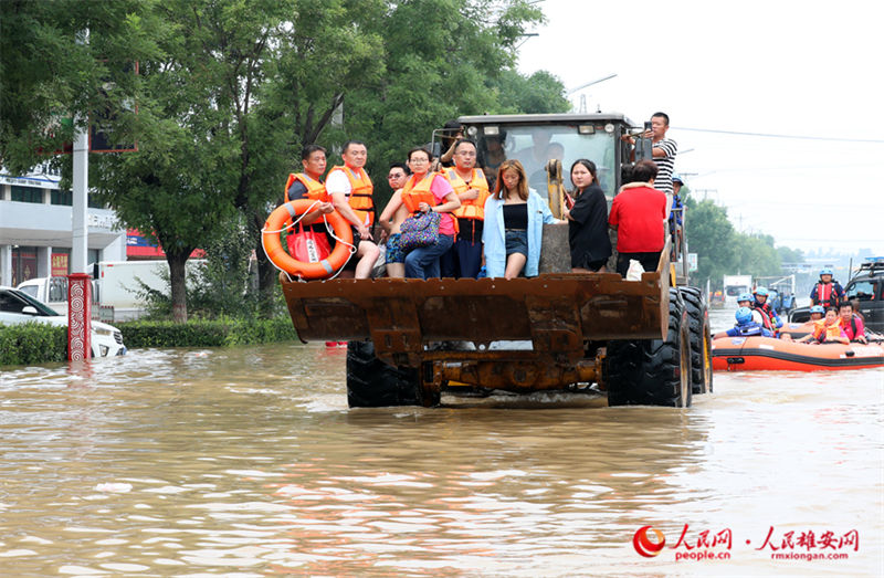 áreas afetadas por inunda??es s?o evacuadas gradualmente em Zhuozhou