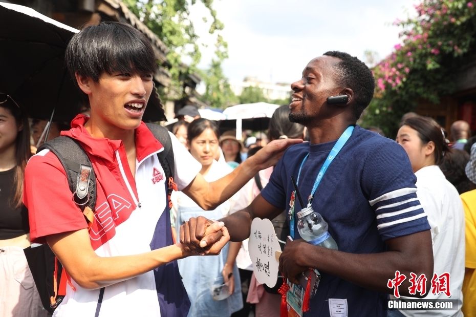 Membros de delega??es estrageiras experimentam cultura de Sichuan