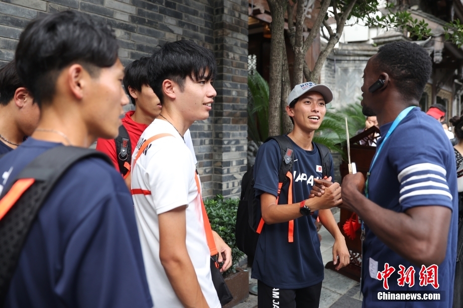 Membros de delega??es estrageiras experimentam cultura de Sichuan