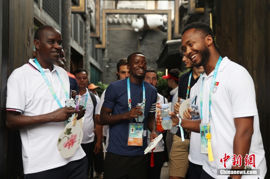 Membros de delega??es estrageiras experimentam cultura de Sichuan