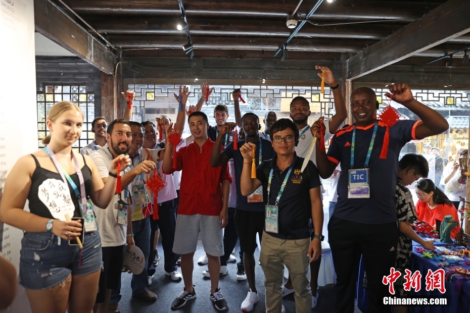 Membros de delega??es estrageiras experimentam cultura de Sichuan