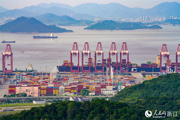 Zhejiang: Porto de Zhoushan opera 125 rotas marítimas a ligar aos países e regi?es do Cintur?o e Rota