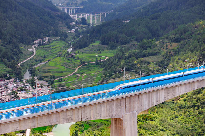 Guizhou: primeira ferrovia de alta velocidade com circula??o projetada de 350 km/h entra em opera??o
