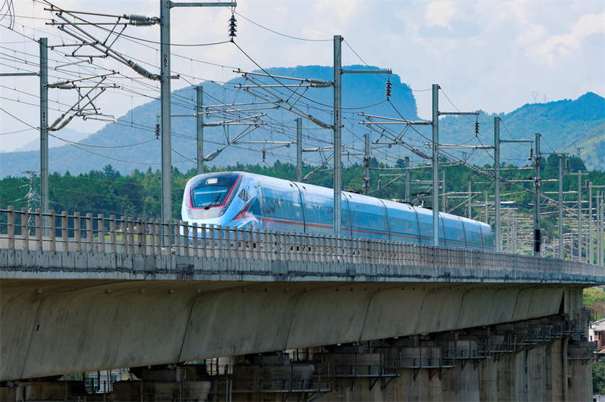 Guizhou: primeira ferrovia de alta velocidade com circula??o projetada de 350 km/h entra em opera??o
