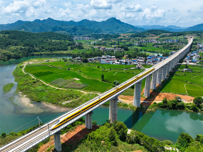 Guizhou: primeira ferrovia de alta velocidade com circula??o projetada de 350 km/h entra em opera??o