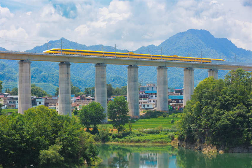 Guizhou: primeira ferrovia de alta velocidade com circula??o projetada de 350 km/h entra em opera??o