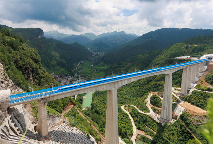 Guizhou: primeira ferrovia de alta velocidade com circula??o projetada de 350 km/h entra em opera??o