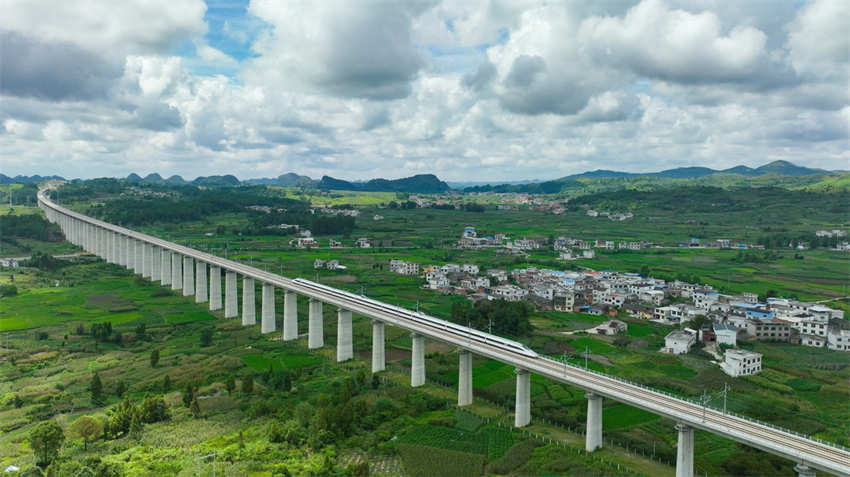 Guizhou: primeira ferrovia de alta velocidade com circula??o projetada de 350 km/h entra em opera??o