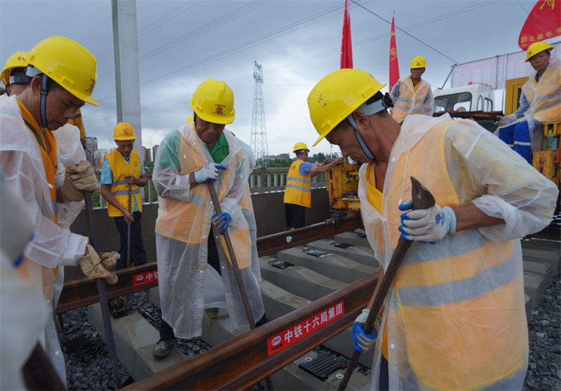 China: primeira ferrovia de alta velocidade até à fronteira com o Vietn? inicia coloca??o de carris