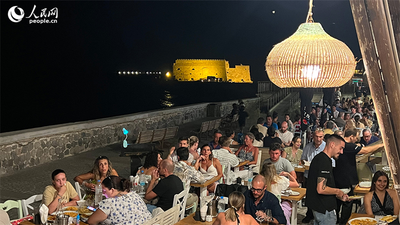 Grécia: paisagem noturna da ilha de Creta indicia recupera??o do turismo