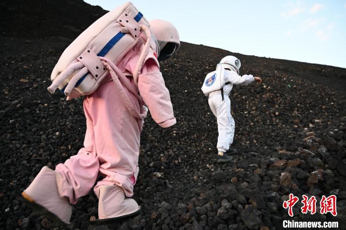 Mongólia Interior com elevada procura turística nos vulc?es de Ulanhada