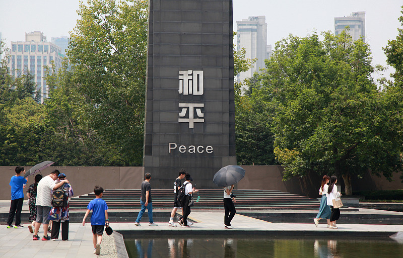 Chineses homenageiam vítimas do Massacre de Nanjing na véspera do 78o aniversário da rendi??o incondicional do Jap?o