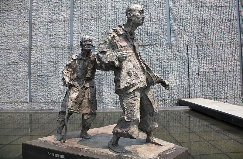 Chineses homenageiam vítimas do Massacre de Nanjing na véspera do 78o aniversário da rendi??o incondicional do Jap?o