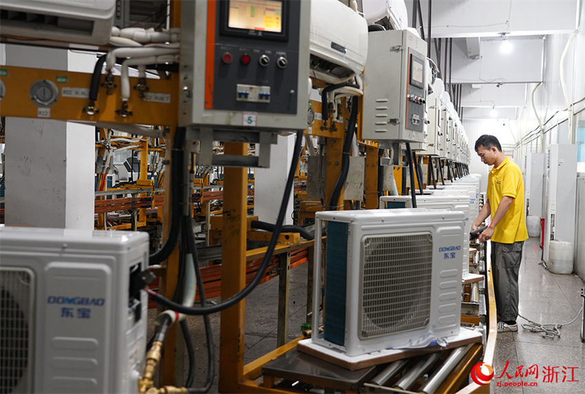 Zhejiang: operários fabricam produtos de exporta??o para países ao longo do Cintur?o e Rota