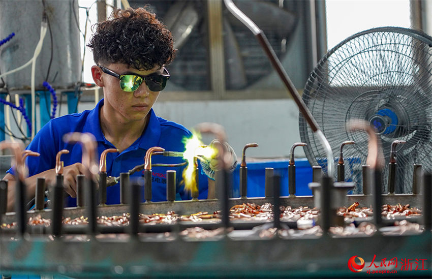 Zhejiang: operários fabricam produtos de exporta??o para países ao longo do Cintur?o e Rota