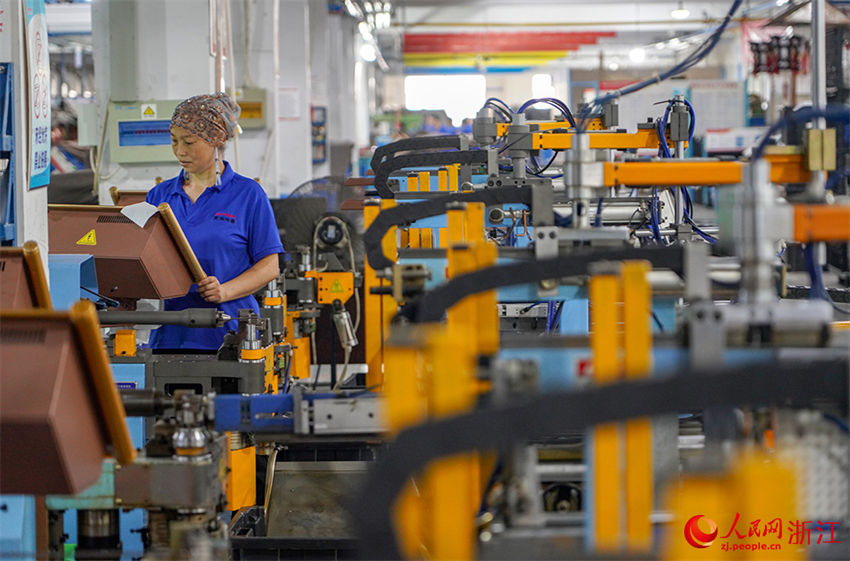Zhejiang: operários fabricam produtos de exporta??o para países ao longo do Cintur?o e Rota