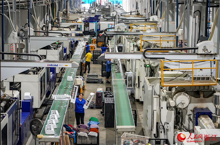 Zhejiang: operários fabricam produtos de exporta??o para países ao longo do Cintur?o e Rota