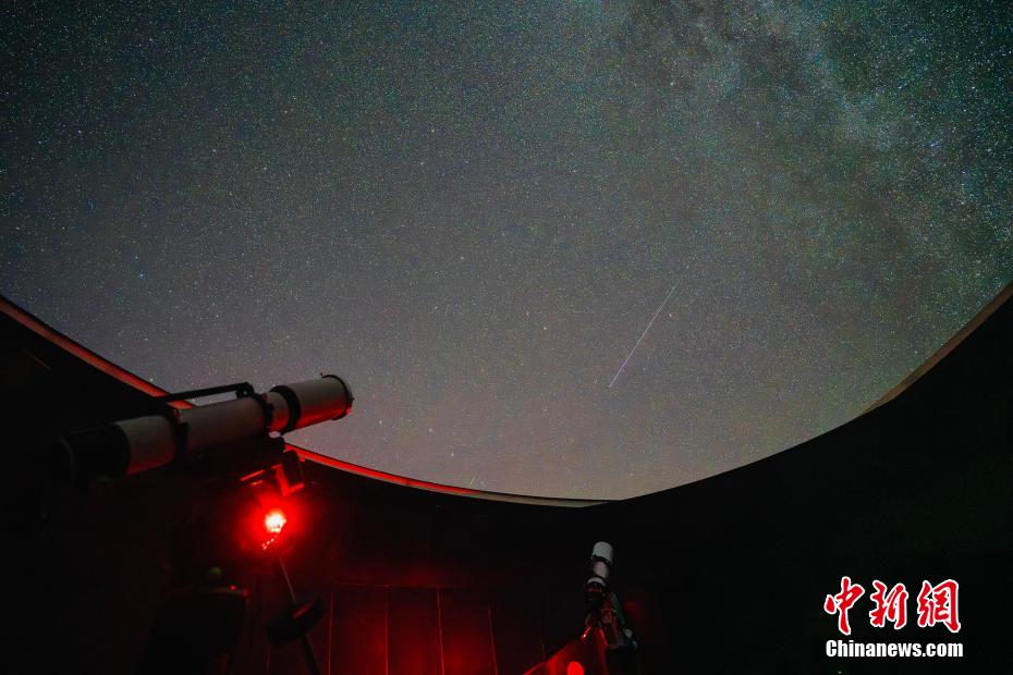 Qinghai: chuva de meteoros na montanha Saishiteng ilumina o céu