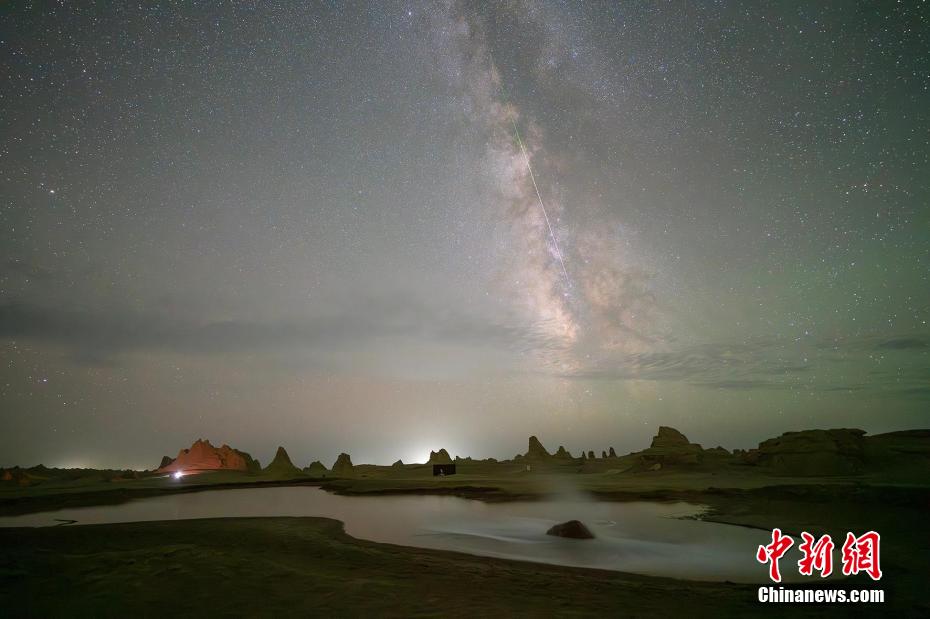 Qinghai: chuva de meteoros na montanha Saishiteng ilumina o céu