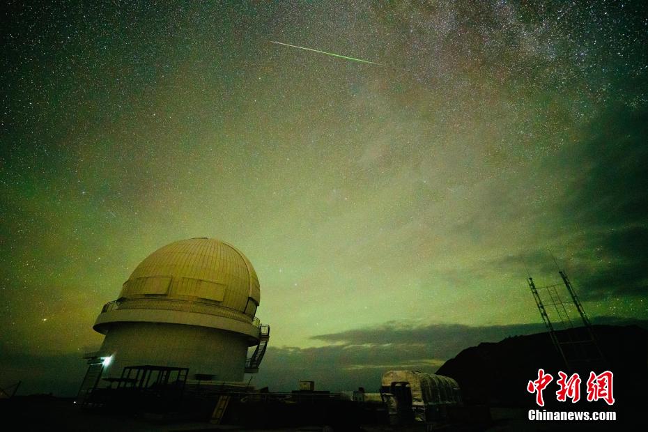Qinghai: chuva de meteoros na montanha Saishiteng ilumina o céu