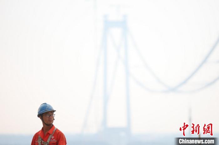 Constru??o da ponte Longtan sobre rio Yangtze avan?a de forma constante