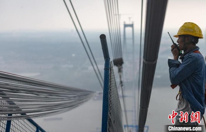 Constru??o da ponte Longtan sobre rio Yangtze avan?a de forma constante