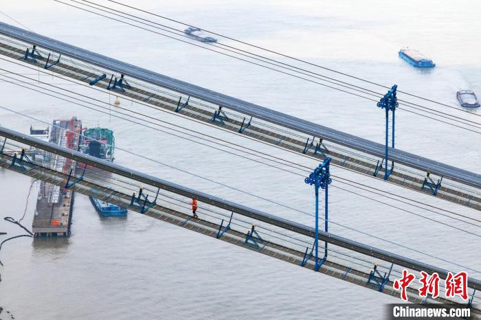 Constru??o da ponte Longtan sobre rio Yangtze avan?a de forma constante