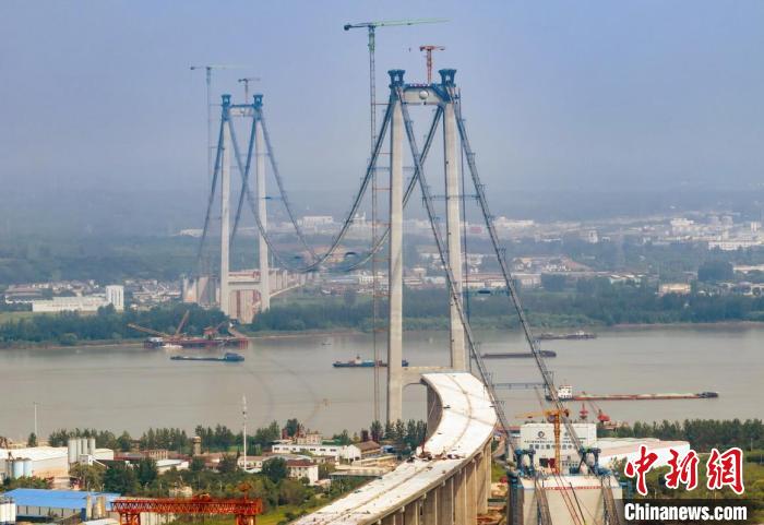 Constru??o da ponte Longtan sobre rio Yangtze avan?a de forma constante