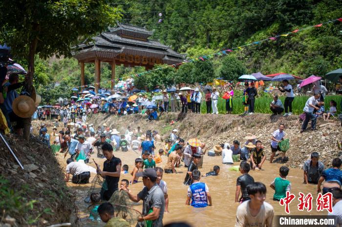 Guizhou: povo da etnia Miao celebra festival tradicional 