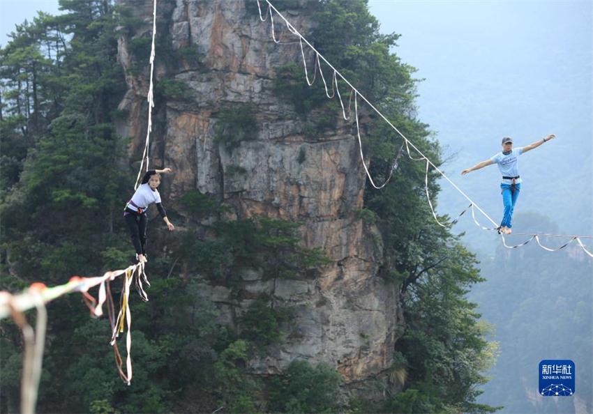 Competi??o de Slackline organizada no Parque Nacional Florestal de Zhangjiajie