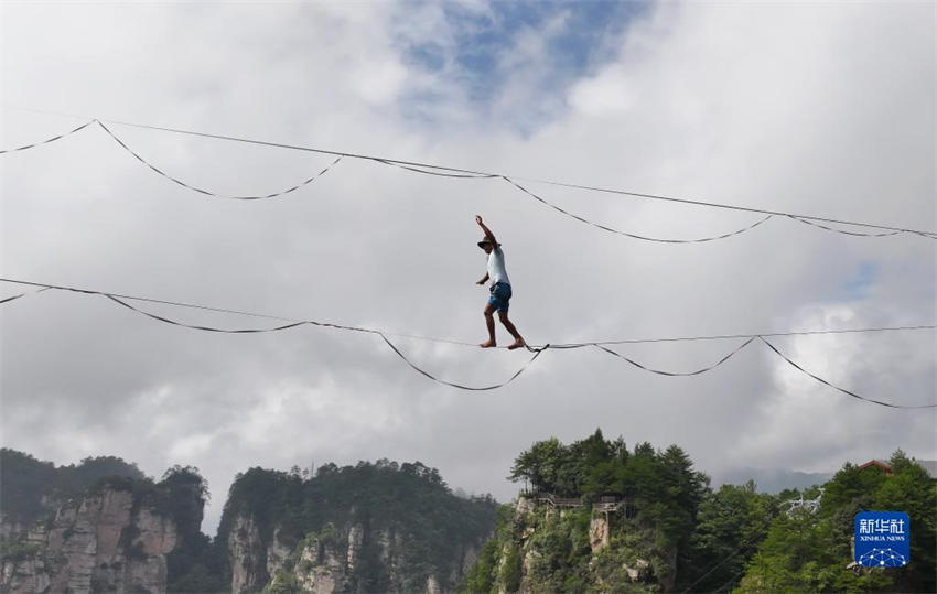 Competi??o de Slackline organizada no Parque Nacional Florestal de Zhangjiajie