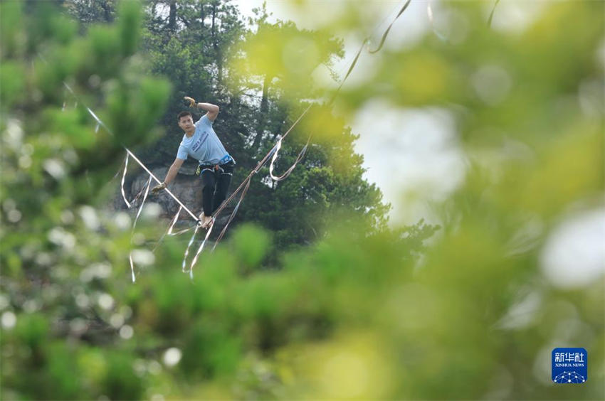 Competi??o de Slackline organizada no Parque Nacional Florestal de Zhangjiajie