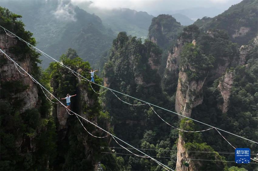 Competi??o de Slackline organizada no Parque Nacional Florestal de Zhangjiajie