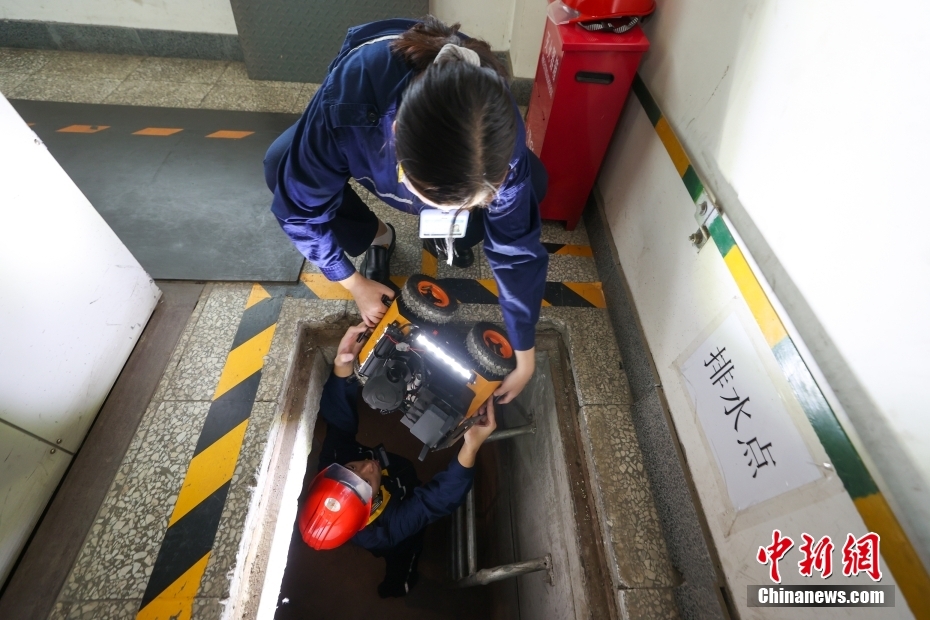 Rob? de inspe??o de equipamentos de fornecimento de energia subterranea entra ao servi?o em Beijing