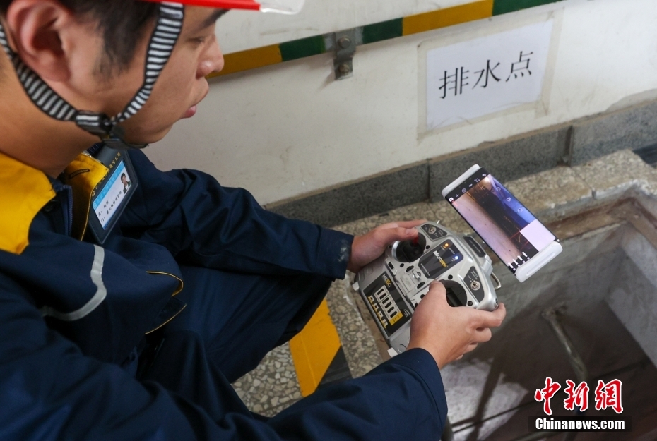 Rob? de inspe??o de equipamentos de fornecimento de energia subterranea entra ao servi?o em Beijing