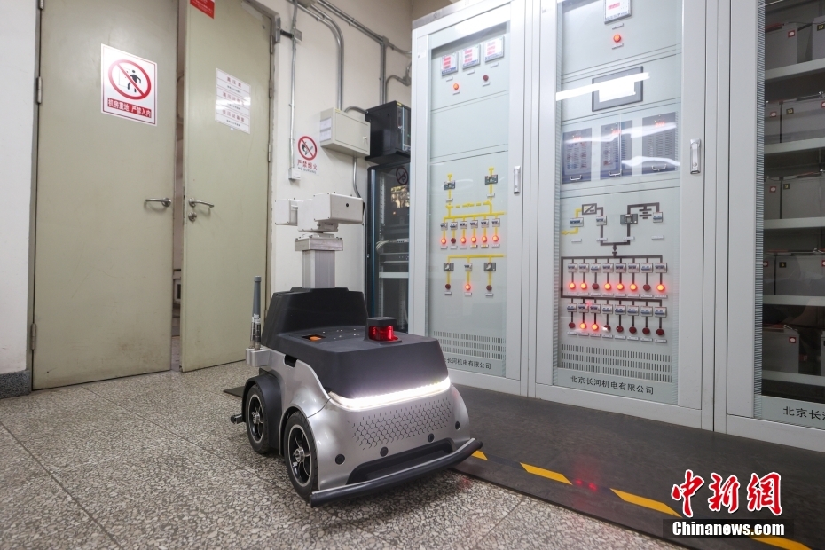Rob? de inspe??o de equipamentos de fornecimento de energia subterranea entra ao servi?o em Beijing