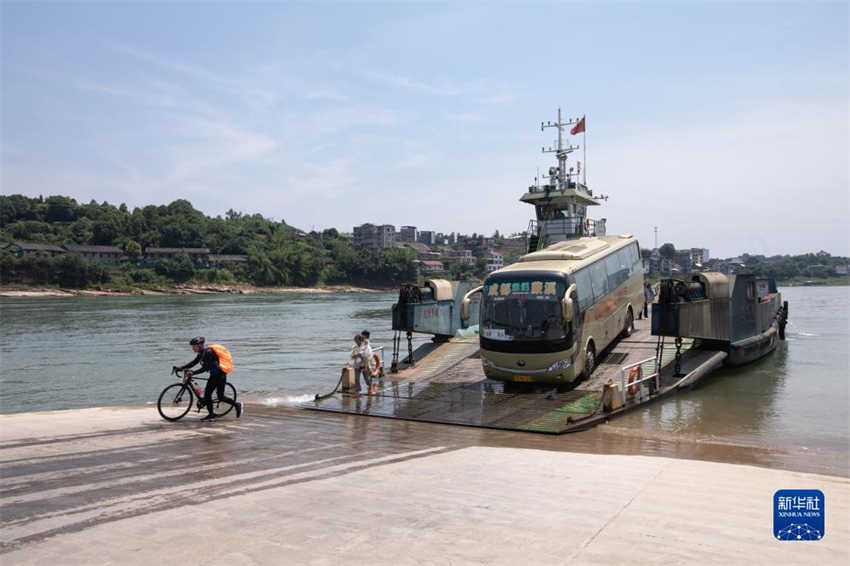 Sichuan: constru??o de ponte p?e termo ao uso de balsas em Yibin