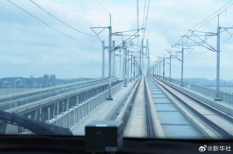 Primeira ferrovia de alta velocidade sobre o mar da China entra em fase experimental de opera??o