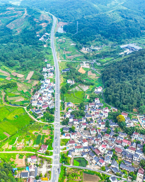 Estradas desimpedidas e beleza paisagística contribuem para revitaliza??o rural no leste da China