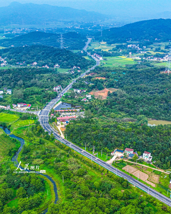 Estradas desimpedidas e beleza paisagística contribuem para revitaliza??o rural no leste da China
