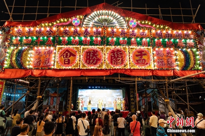 Cidad?os de Hong Kong presenciam celebra??o do Festival dos Fantasmas Famintos realizada pela comunidade de Chaozhou