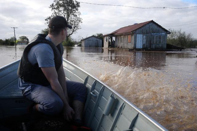 Número de mortos nas enchentes no sul do Brasil sobe para 32